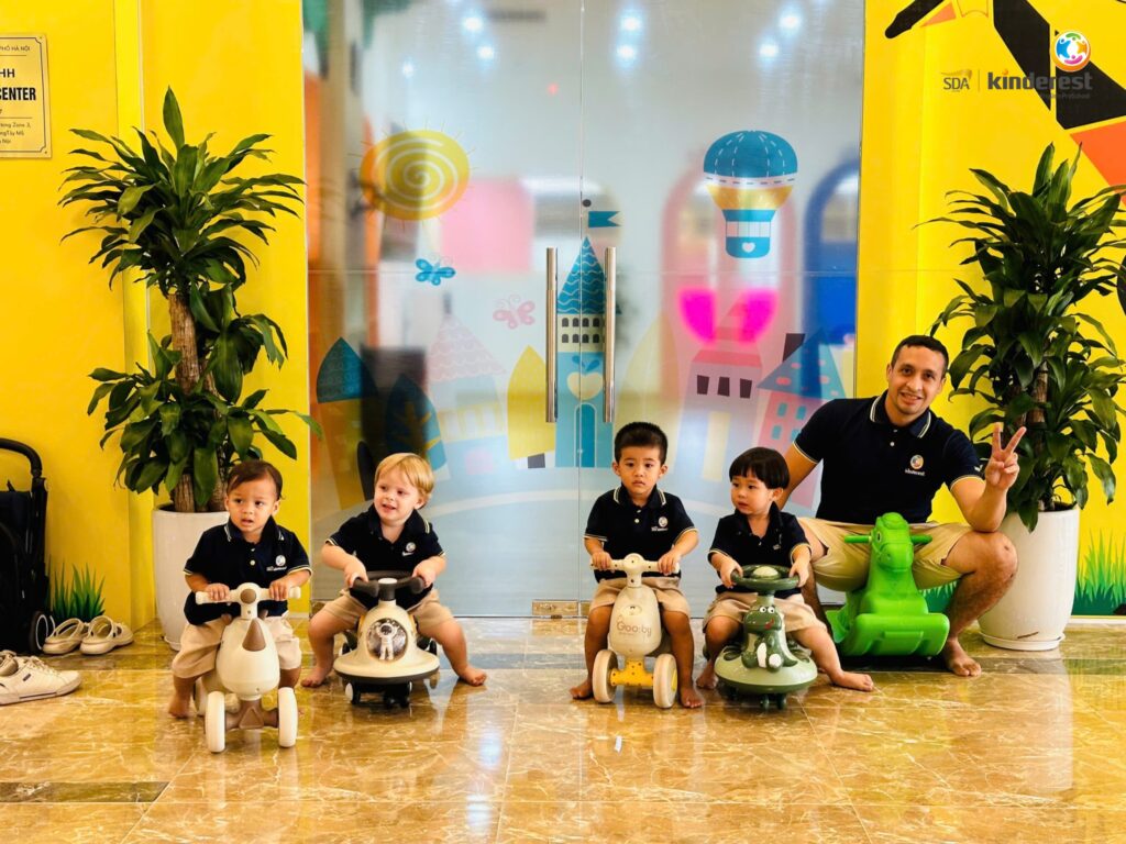 Lớp học hiện đại với gam màu cam đen, trẻ mầm non vui vẻ học tập